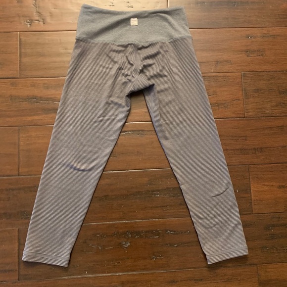 Vuori Pants - Vuori gray striped leggings